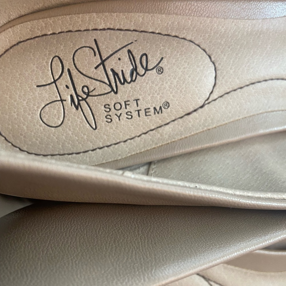 Life Stride Dress Pump! Wore them twice! Brand is known for comfort!